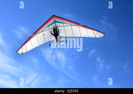 I motorizzati deltaplano nel cielo blu Foto Stock