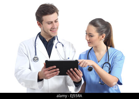 Medico e infermiere studente lavora con una pastiglia isolato su uno sfondo bianco Foto Stock