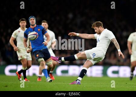 Twickenham, Londra UK. Xxi Mar, 2015. 6 Nazioni di Rugby internazionale. Tra Inghilterra e Francia. Danny Cipriani (ita) calci per posizione campo Credit: Azione Plus sport/Alamy Live News Foto Stock