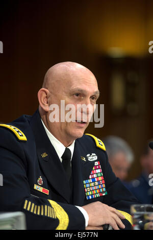 Noi Capo di Stato Maggiore dell Esercito gen. Ray odierno testimonia durante le udienze il Comitato delle forze armate del senato sulla Capitol Hill Marzo 18, 2015 a Washington D.C. Foto Stock