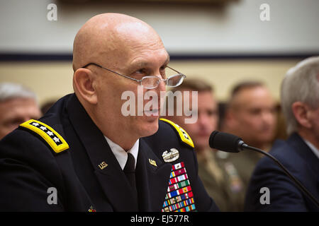 Noi Capo di Stato Maggiore dell Esercito gen. Ray odierno testimonia durante le udienze il Comitato delle forze armate del senato sulla Capitol Hill Marzo 18, 2015 a Washington D.C. Foto Stock