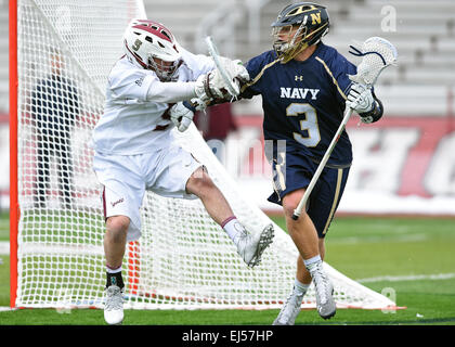 Hamilton, New York, Stati Uniti d'America. Xxi Mar, 2015. Colgate Raiders goalie Brandon Burke (5) scorre in Navy aspiranti guardiamarina attckman T.J. Hanzsche (3) durante il tentativo di giocare in difesa durante un degli uomini del NCAA lacrosse gioco tra la Marina aspiranti guardiamarina e Colgate predatori a Andy Kerr Stadium di Hamilton, New York. Navy sconfitto Colgate 7-6. Ricca Barnes/CSM/Alamy Live News Foto Stock