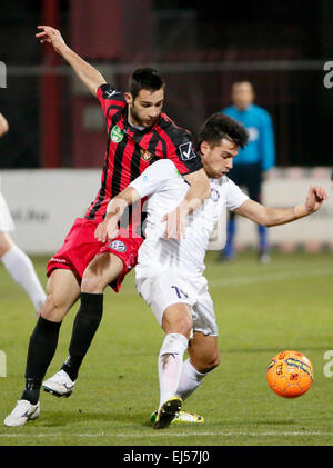 Budapest, Ungheria. Xxi marzo, 2015. Da Bratislav Punosevac di Honved (l) è coperta la palla da Nemanja Andric di Újpest durante Honved vs. Újpest Banca OTP League Football Match in Bozsik Stadium. Credito: Laszlo Szirtesi/Alamy Live News Foto Stock