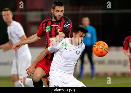 Budapest, Ungheria. Xxi marzo, 2015. Da Bratislav Punosevac di Honved (l) è coperta la palla da Nemanja Andric di Újpest durante Honved vs. Újpest Banca OTP League Football Match in Bozsik Stadium. Credito: Laszlo Szirtesi/Alamy Live News Foto Stock