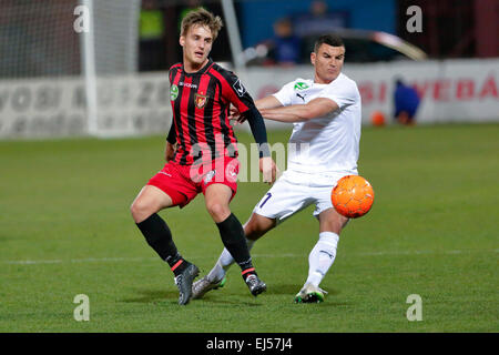 Budapest, Ungheria. Xxi marzo, 2015. Gergo Nagy di Honved (l) e Gyula Forro di Újpest guarda la sfera durante Honved vs. Újpest Banca OTP League Football Match in Bozsik Stadium. Credito: Laszlo Szirtesi/Alamy Live News Foto Stock