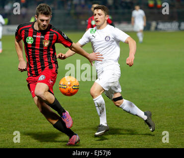 Budapest, Ungheria. Xxi marzo, 2015. Duello tra Josip Elez di Honved (l) e Enis Bardhi di Újpest durante Honved vs. Újpest Banca OTP League Football Match in Bozsik Stadium. Credito: Laszlo Szirtesi/Alamy Live News Foto Stock