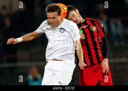 Budapest, Ungheria. Xxi marzo, 2015. Aria da battaglia tra Josip Elez di Honved (r) e Dusan Vasiljevic di Újpest durante Honved vs. Újpest Banca OTP League Football Match in Bozsik Stadium. Credito: Laszlo Szirtesi/Alamy Live News Foto Stock