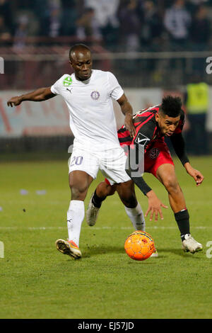 Budapest, Ungheria. Xxi marzo, 2015. Duello tra Anibal Godoy di Honved (l) e Aaron Addo di Újpest durante Honved vs. Újpest Banca OTP League Football Match in Bozsik Stadium. Credito: Laszlo Szirtesi/Alamy Live News Foto Stock