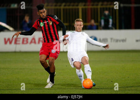 Budapest, Ungheria. Xxi marzo, 2015. Accanto ad Anibal Godoy di Honved (l) passa Filip Stanisavljevic di Újpest durante Honved vs. Újpest Banca OTP League Football Match in Bozsik Stadium. Credito: Laszlo Szirtesi/Alamy Live News Foto Stock