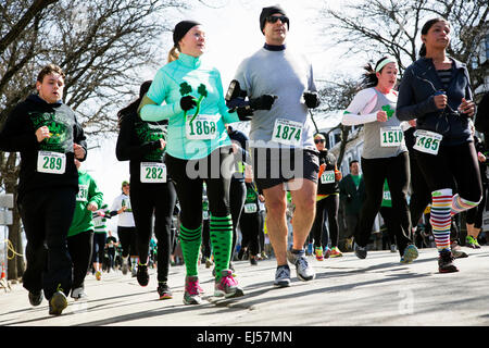 Per chi ama fare jogging, South Boston, il giorno di San Patrizio la gara su strada, South Boston, Massachusetts, STATI UNITI D'AMERICA Foto Stock