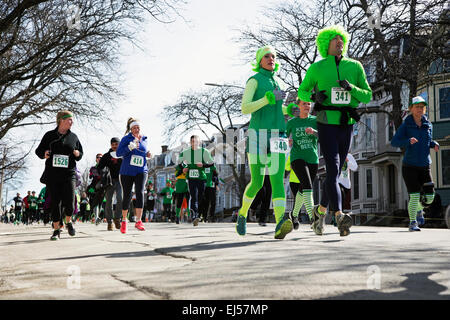 Per chi ama fare jogging, South Boston, il giorno di San Patrizio la gara su strada, South Boston, Massachusetts, STATI UNITI D'AMERICA Foto Stock