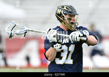 Hamilton, New York, Stati Uniti d'America. Xxi Mar, 2015. Navy aspiranti guardiamarina centrocampista John Trainor (31) si prepara a effettuare un passaggio durante un degli uomini del NCAA lacrosse gioco tra la Marina aspiranti guardiamarina e Colgate predatori a Andy Kerr Stadium di Hamilton, New York. Navy sconfitto Colgate 7-6. Ricca Barnes/CSM/Alamy Live News Foto Stock