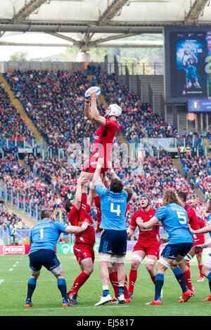 Roma, Italia. Xxi Mar, 2015. Luke Charteris vince la palla nella linea di uscita, Stadio Olimpico di Roma, Italia. Credito: Stephen Bisgrove/Alamy Live News Foto Stock