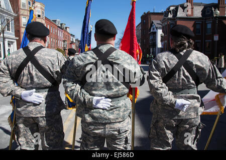 Dorsi dei militari Usa la Guardia d'onore a proprio agio, il giorno di San Patrizio Parade, 2014, South Boston, Massachusetts, STATI UNITI D'AMERICA Foto Stock