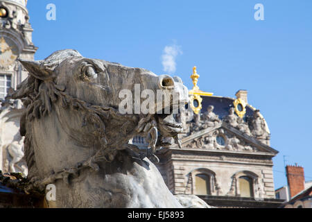 Fumatori testa di cavallo statua della fontana di Bartholdi a Place des Terreaux a Lione, Francia Foto Stock