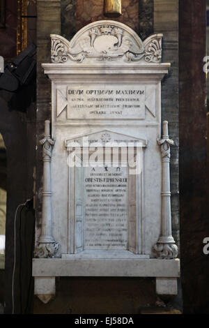 Tomba di ritrattista russo Orest Kiprensky nella Basilica di Sant'Andrea delle Fratte in Roma, Italia. La lapide in marmo è stato progettato da scultore russo Nikolai Yefimov (1836). Foto Stock