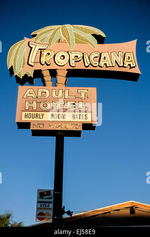 Tucson, az - 25 settembre - il cartello per l'adulto tropicana hotel situato nel quartiere ritillo in Tucson, Arizona, il 25 settembre 1998. Foto Stock