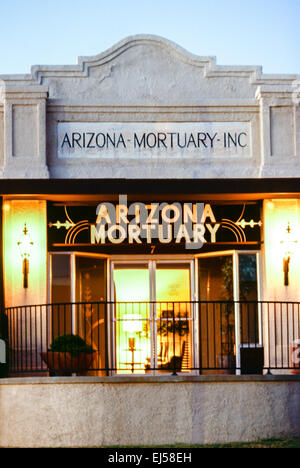 Tucson, az - 25 settembre - l'entrata frontale dell'Arizona mortuaria trovata il quartiere ritillo in Tucson, Arizona, il 25 settembre 1998. Foto Stock