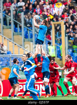 Roma, Italia. Xxi Mar, 2015. Italia del Joshua Furno vince la palla nella linea di uscita, Stadio Olimpico di Roma, Italia. Credito: Stephen Bisgrove/Alamy Live News Foto Stock