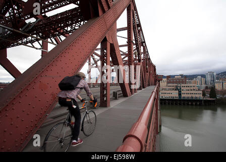 Portland, OR, Stati Uniti d'America. 26 Febbraio, 2015. Febbraio 26, 2015. Noleggio pendolari in viaggio attraverso il ponte di Broadway per accedere al centro di Portland business district su un grigio giorno di febbraio a Portland, Oregon. Portland è uno dei più bike friendly città negli Stati Uniti con tanto quanto il 6 per cento della città di forza lavoro equitazione mountain bike a lavorare più di dieci volte la media nazionale. © Ralph Lauer/ZUMA filo/Alamy Live News Foto Stock