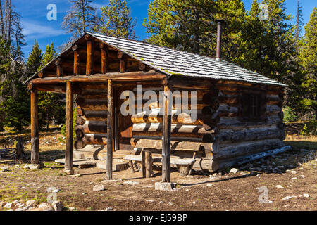 Lo spagnolo Camp in cabina nel sole mattutino, Spagnolo Creek Valley, Pasayten deserto, Washington, Stati Uniti d'America. Foto Stock