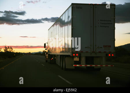18-wheeler semi-carrello aziona ad ovest sulla Interstate 10, vicino a Palm Springs, California, Stati Uniti d'America Foto Stock