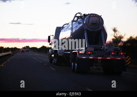 18-wheeler semi-camion cisterna drive west sulla Interstate 10, vicino a Palm Springs, California, Stati Uniti d'America Foto Stock