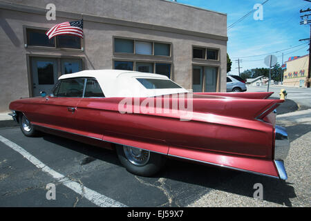 Cadilac vintage e noi bandiera parcheggiato di fronte alla sella Shop, Rovere View, California, Stati Uniti d'America Foto Stock