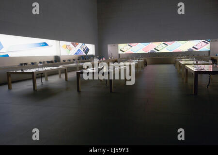 Apple Store di notte Midtown New York City, Broadway, New York, Stati Uniti d'America Foto Stock