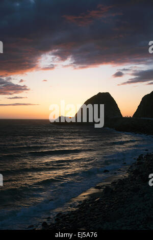 Tramonto al Point Mugu, Oceano Pacifico, Malibu, Los Angeles, California, Stati Uniti d'America Foto Stock