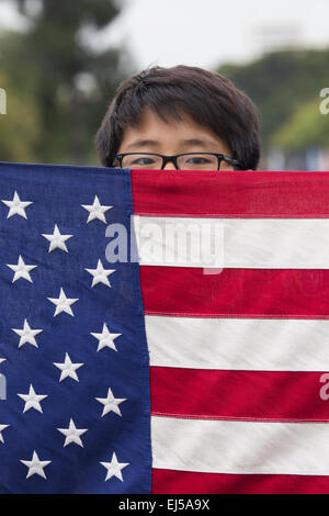 Coreano Boyscout americano e noi Bandiera a 2014 Giorno Memoriale della manifestazione, Los Angeles Cimitero Nazionale, CALIFORNIA, STATI UNITI D'AMERICA Foto Stock