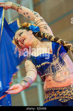 Torino, Italia. Xx marzo, 2015. Lingotto Fiere 'Festival dell'Oriente' dal 20 al 22 marzo 2015 e dal 27 al 30 marzo 2015 - 20 Marzo 2015 - Minette - danza del ventre Credito: Davvero Facile Star/Alamy Live News Foto Stock