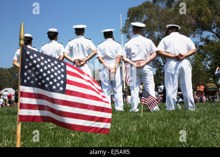 US Navy in piedi alla facilità a Los Angeles il Cimitero Nazionale annuale manifestazione commemorativa, 26 maggio 2014, CALIFORNIA, STATI UNITI D'AMERICA Foto Stock