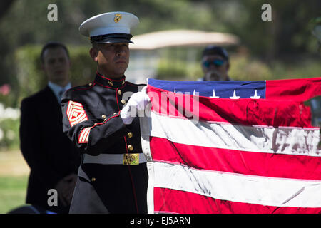 Pieghe Marine bandiera al memoriale di servizio per caduta militare USA, PFC Zach Suarez, "onore missione' sull'Autostrada 23, rigido al memoriale di servizio, Westlake Village, California, Stati Uniti d'America Foto Stock