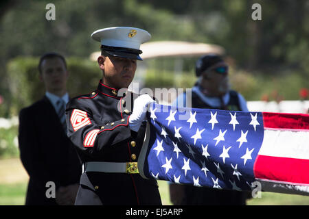 Pieghe Marine bandiera al memoriale di servizio per caduta militare USA, PFC Zach Suarez, "onore missione' sull'Autostrada 23, rigido al memoriale di servizio, Westlake Village, California, Stati Uniti d'America Foto Stock