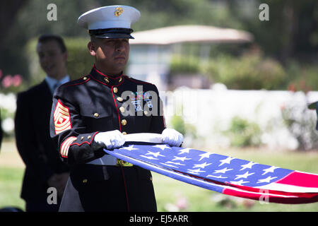 Pieghe Marine bandiera al memoriale di servizio per caduta militare USA, PFC Zach Suarez, "onore missione' sull'Autostrada 23, rigido al memoriale di servizio, Westlake Village, California, Stati Uniti d'America Foto Stock