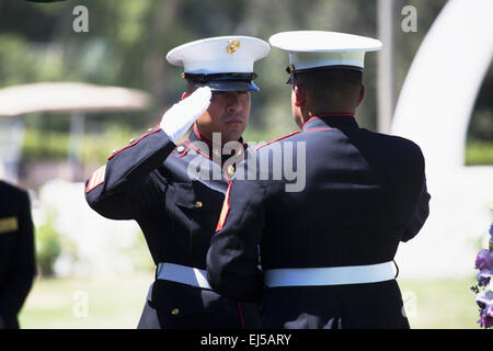 Pieghe Marine bandiera al memoriale di servizio per caduta militare USA, PFC Zach Suarez, "onore missione' sull'Autostrada 23, rigido al memoriale di servizio, Westlake Village, California, Stati Uniti d'America Foto Stock