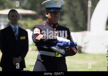 Pieghe Marine bandiera al memoriale di servizio per caduta militare USA, PFC Zach Suarez, "onore missione' sull'Autostrada 23, rigido al memoriale di servizio, Westlake Village, California, Stati Uniti d'America Foto Stock