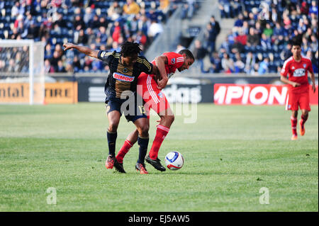 Chester, Pennsylvania, USA. Xxi Mar, 2015. FC Dallas, AKINDELE TESHO, (13) e Unione di Philadelphia, MICHAEL LAHOUD, (13) in azione FC Dallas battere l'Unione 2-0 in PPL Park di Chester Pa © Ricky Fitchett/ZUMA filo/Alamy Live News Foto Stock