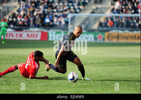 Chester, Pennsylvania, USA. Xxi Mar, 2015. FC Dallas, AKINDELE TESHO, (13) e Unione di Philadelphia, FABINBO, (33) in azione FC Dallas battere l'Unione 2-0 in PPL Park di Chester Pa © Ricky Fitchett/ZUMA filo/Alamy Live News Foto Stock