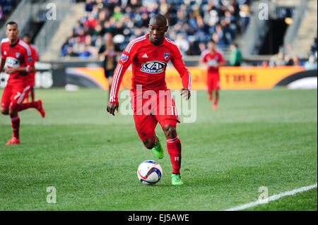 Chester, Pennsylvania, USA. Xxi Mar, 2015. FC Dallas, FABIAN CASTILLO, (11), spinge la sfera verso il basso il passo contro l'Unione FC battito Dalles l'Unione 2-0 in PPL Park di Chester Pa © Ricky Fitchett/ZUMA filo/Alamy Live News Foto Stock