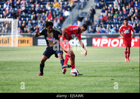 Chester, Pennsylvania, USA. Xxi Mar, 2015. FC Dallas, AKINDELE TESHO, (13) e Unione di Philadelphia, MICHAEL LAHOUD, (13) in azione FC Dallas battere l'Unione 2-0 in PPL Park di Chester Pa © Ricky Fitchett/ZUMA filo/Alamy Live News Foto Stock