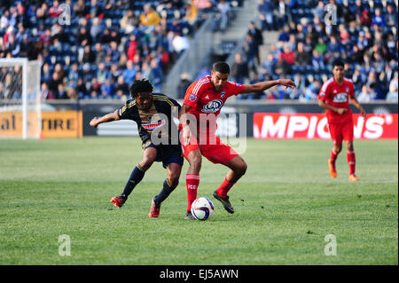 Chester, Pennsylvania, USA. Xxi Mar, 2015. FC Dallas, AKINDELE TESHO, (13) e Unione di Philadelphia, MICHAEL LAHOUD, (13) in azione FC Dallas battere l'Unione 2-0 in PPL Park di Chester Pa © Ricky Fitchett/ZUMA filo/Alamy Live News Foto Stock