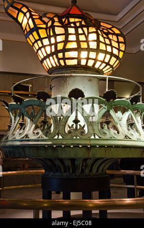 La torcia originale detenuto dalla Statua della Libertà, rimossa nel corso di una ristrutturazione e ora esposti nel museo di seguito. Foto Stock