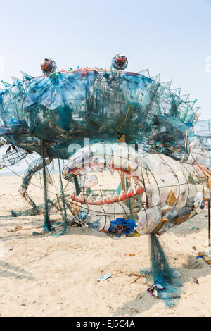 Il Mad Crab, una installazione o scultura fatta di rifiuti di plastica per evidenziare i problemi ambientali, Fort Cochin, Kerala, India Foto Stock