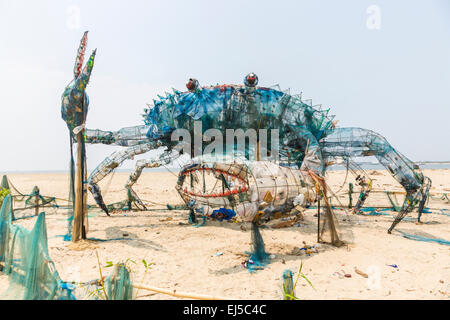 Il Mad Crab, una installazione o scultura fatta di rifiuti di plastica per evidenziare i problemi ambientali, Fort Cochin, Kerala, India Foto Stock