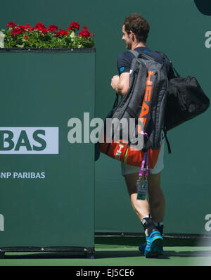 (150322) --Indian Wells, marzo. 22, 2015 (Xinhua) -- Andy Murray della Gran Bretagna lascia la corte dopo uomini della semifinale partita contro Novak Djokovic di Serbia sulla BNP Paribas Open tennis presso l'Indian Wells Tennis Garden di Indian Wells, California, negli Stati Uniti il 21 marzo 2015. Murray ha perso 0-2. (Xinhua/Yang Lei) Foto Stock