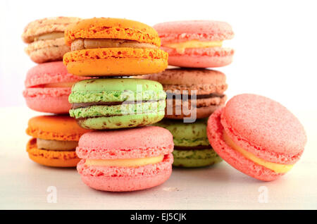 Colorato fragola, caramello e cioccolato amaretti di menta bianca sulla tavola di legno. Foto Stock