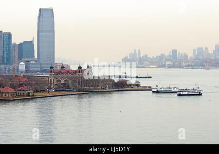 Gli edifici del gancio Paulus il distretto di Jersey City Tower su Ellis Island Museo di immigrazione. Foto Stock