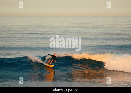 San Diego, CA - 18 Maggio: Surfer con la marea del mattino del 18 maggio 2014 in San Diego. È l'ottavo più grande città in noi e la seconda più grande in CA Foto Stock